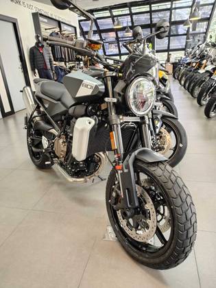HUSQVARNA SVARTPILEN 801 